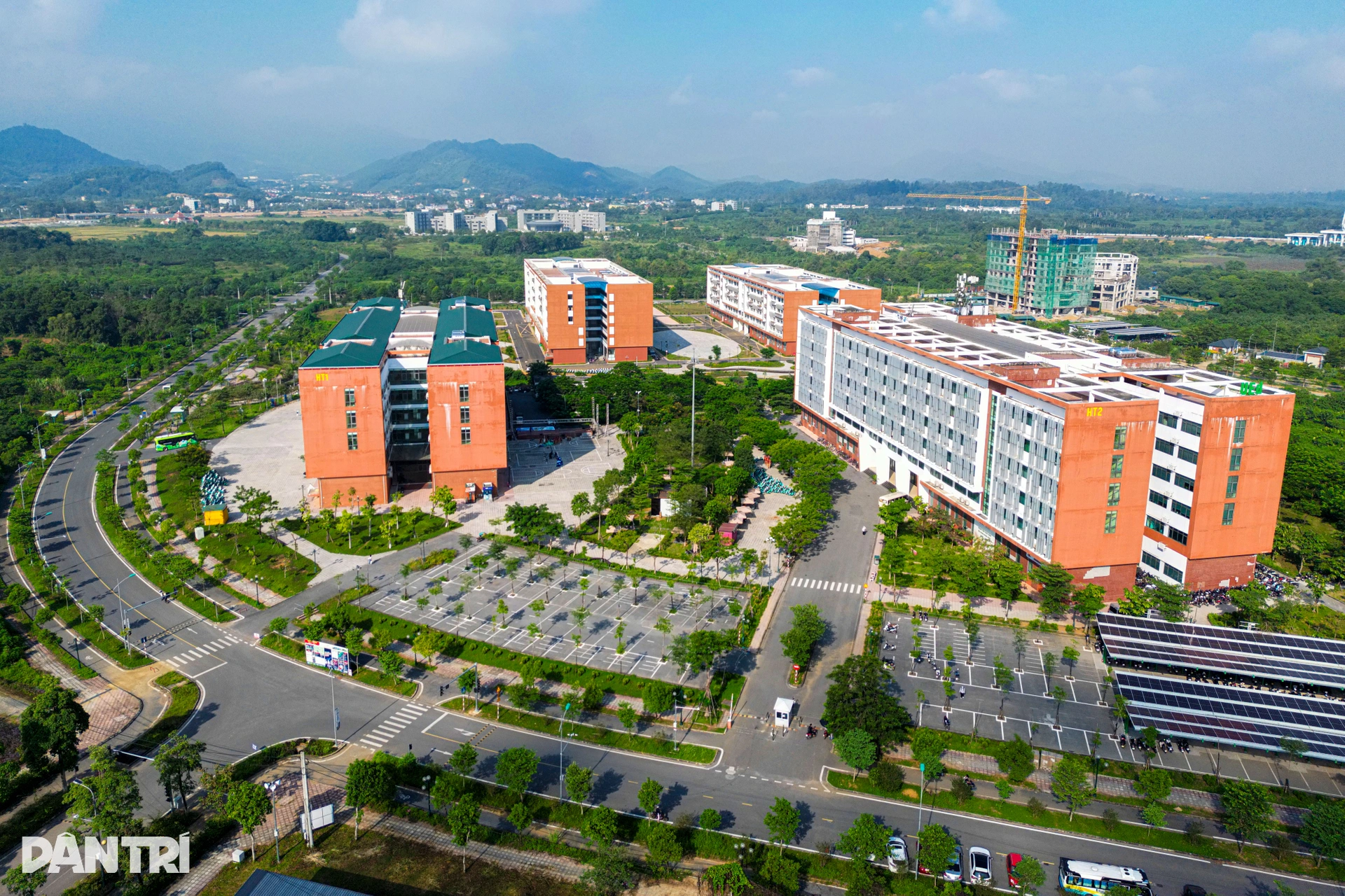 Khám phá bên trong đô thị đại học lớn nhất Việt Nam tại Hòa Lạc