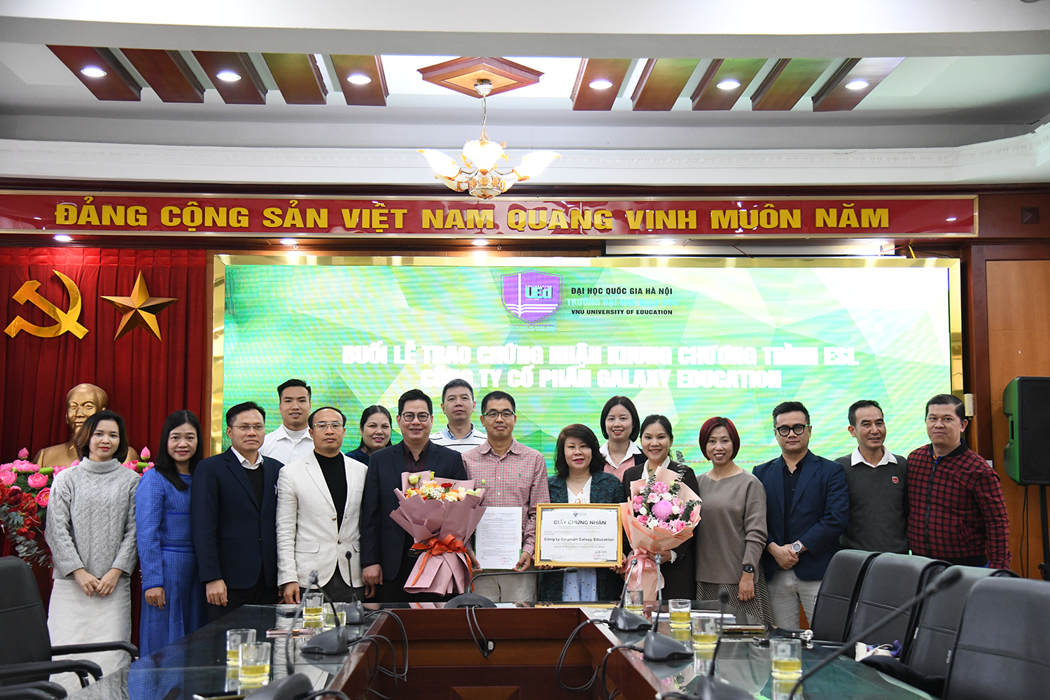 Trường Đại học Giáo dục - ĐHQGHN trao chứng nhận thẩm định cho các chương trình học trực tuyến do chuyên gia của Công ty Cổ phần Galaxy Education và chuyên gia Nhà trường phối hợp xây dựng.