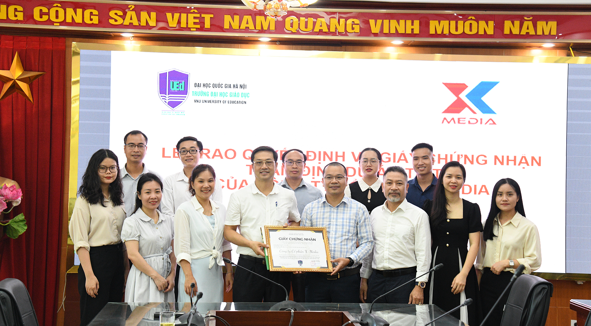 Trường Đại học Giáo dục trao chứng nhận thẩm định chương trình đối với Nền tảng công nghệ giáo dục Tú Tài 