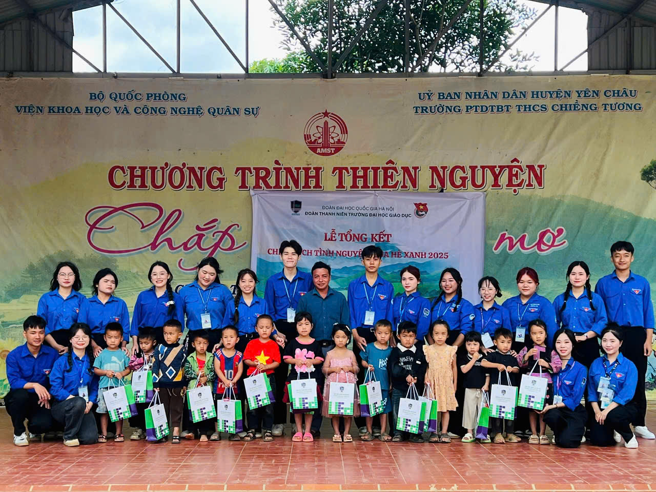 Dấu chân tình nguyện mùa hè xanh 2025 – Hành trình gieo yêu thương đến bản làng của Đoàn Thanh niên Trường Đại học Giáo dục 