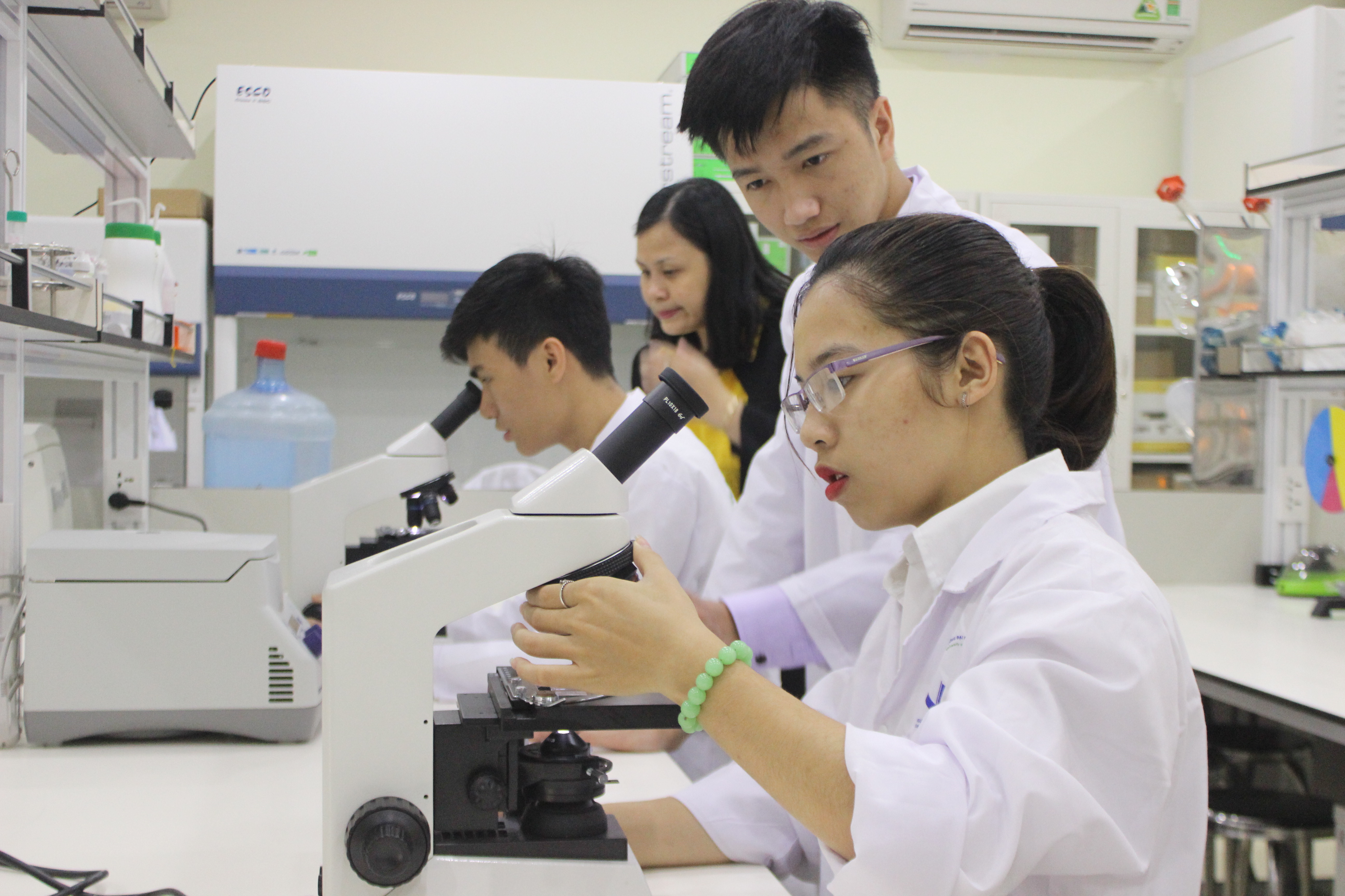 Trải nghiệm thực hành thí nghiệm cùng sinh viên UED 