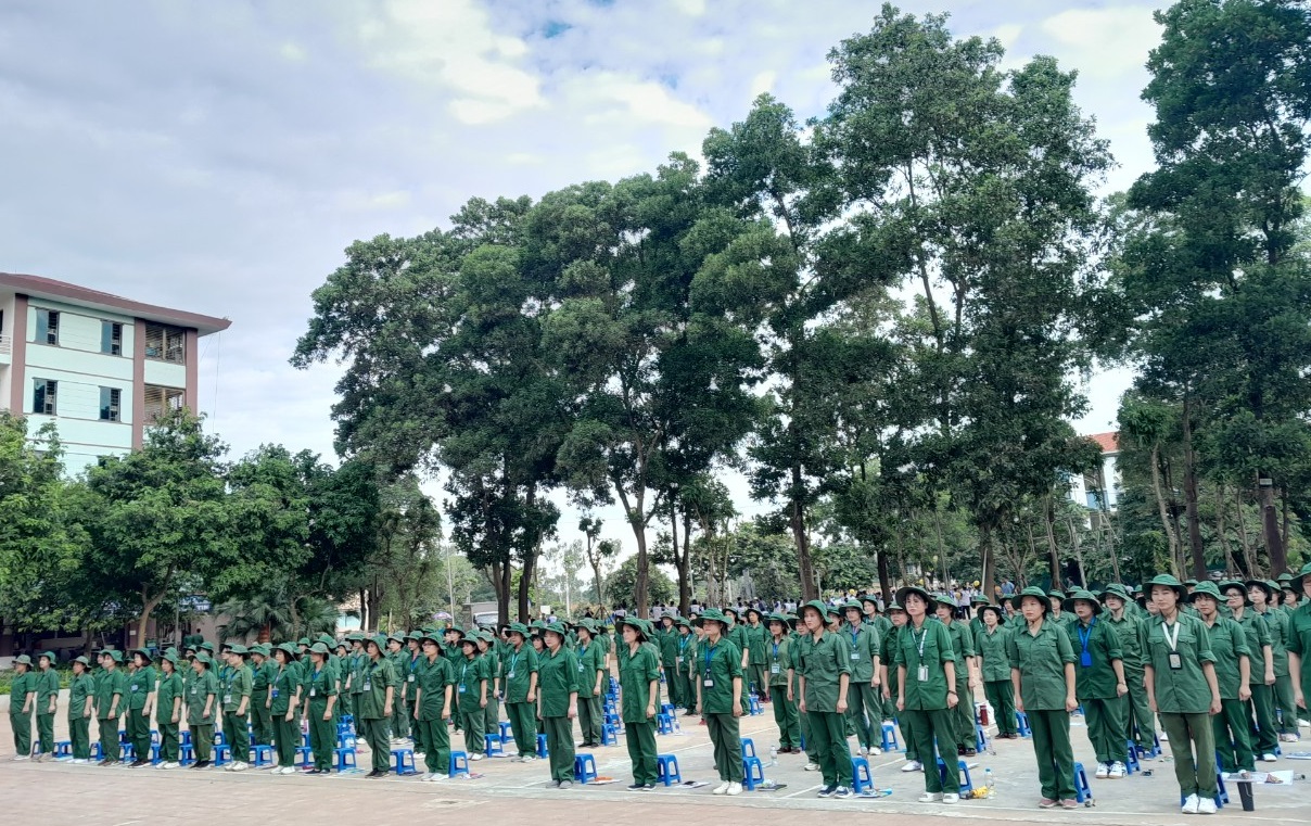 Hơn 200 học viên hệ vừa làm vừa học của Trường ĐH Giáo dục tham gia khoá Giáo dục Quốc phòng và An Ninh 